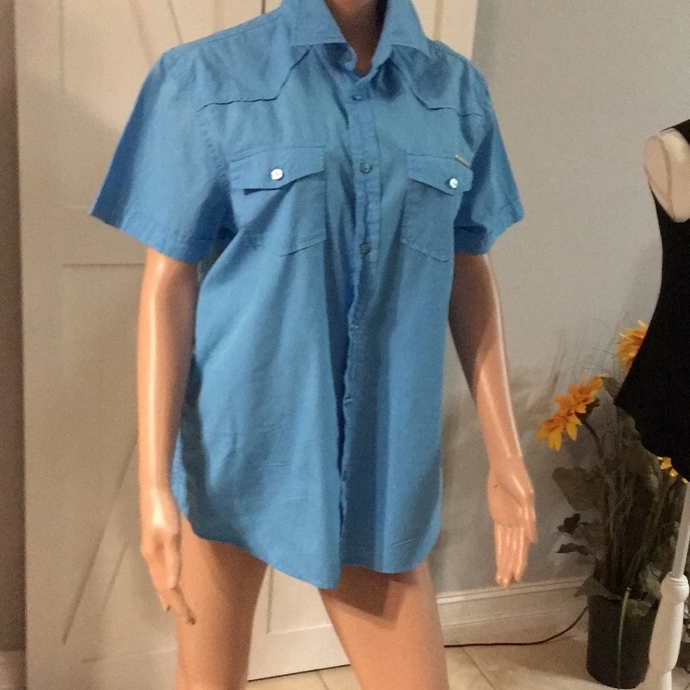 Guess Jeans blue button down short sleeve shirt. Size Medium